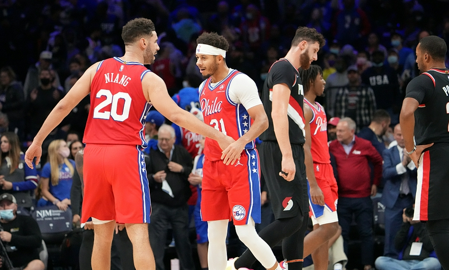 76人碾压青岛队,利拉德带队取胜 76人碾压青岛队,利拉德带队取胜