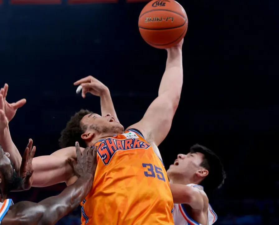 上海队逆转广州队,王哲林扛起全队 上海队逆转广州队,王哲林扛起全队