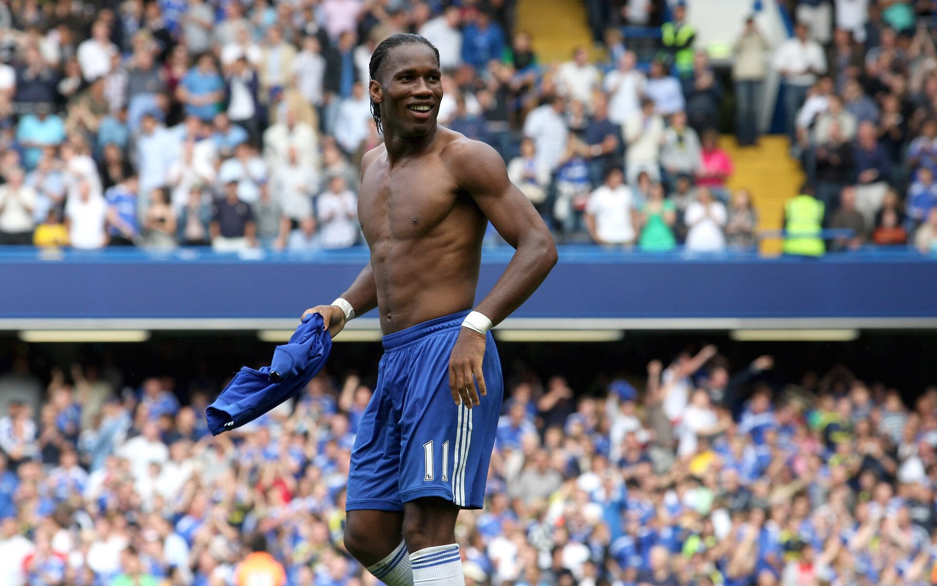 本泽马封神夜与紫百合风暴，足球世界的双重奏鸣