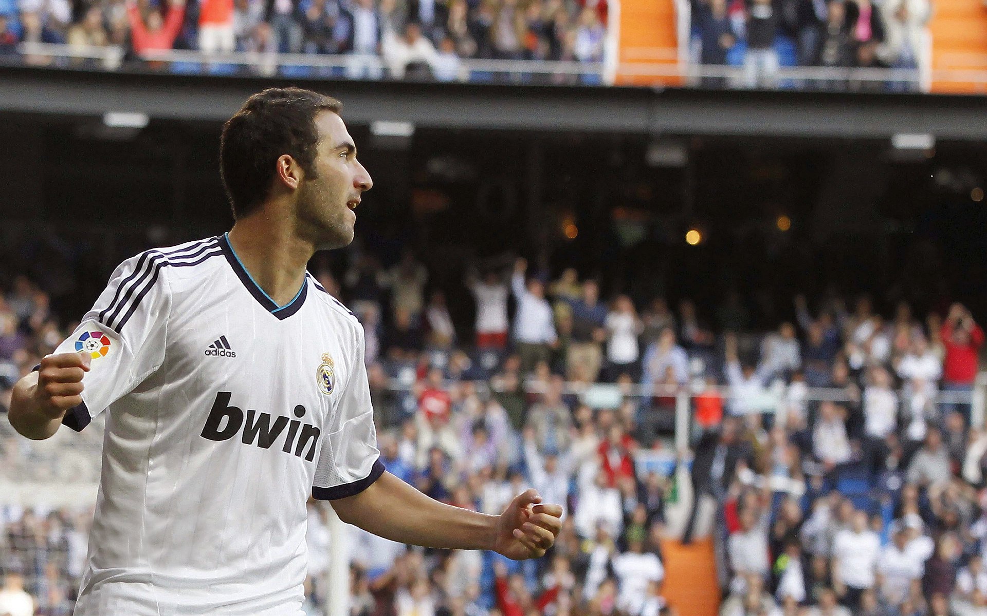 詹姆斯关键先生本色尽显，广东队连续得分压制火箭展团队韧性